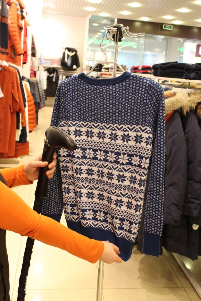 Handheld clothes steamer